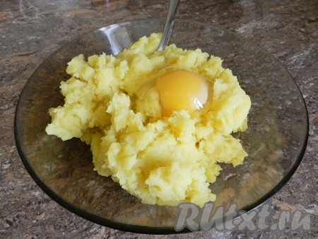 Добавить яйцо в картофельное пюре, перемешать.
