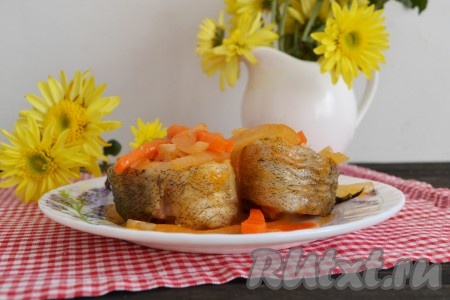 Нежная и ароматная рыбка с овощами готова, подавать сразу же на стол. Минтай, тушеный с морковью и луком, - простое и очень вкусное блюдо. Попробуйте!
