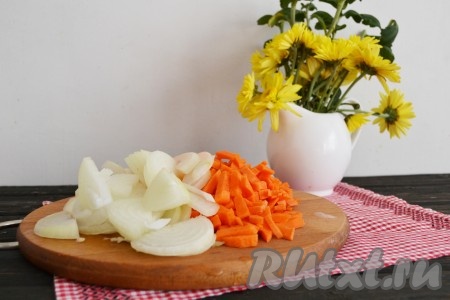 Очистить и вымыть овощи. Морковь нарезать соломкой, а лук - полукольцами.