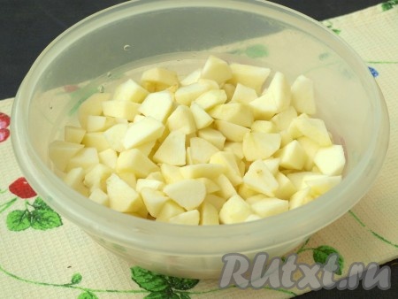 Очистить от шкурки и семечек яблоки, нарезать небольшими кусочками.
