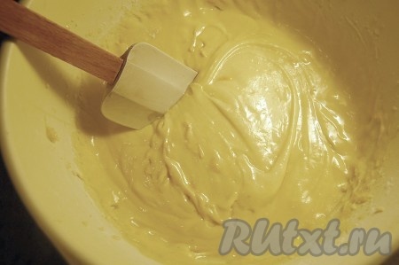 По консистенции тесто для лимонного кекса получается, как густая сметана.
