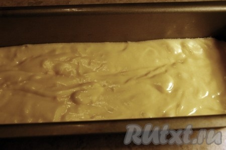 Подготовленное тесто перелить в смазанную маслом форму и отправить в заранее нагретую до 190 градусов духовку. Печь примерно 30-40 минут.
