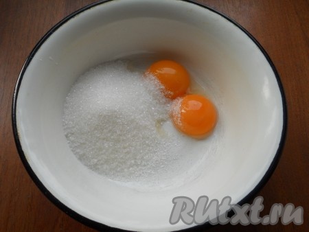 К яичным желткам добавить оставшиеся 50 грамм сахара.
