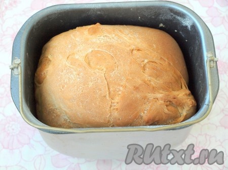 По окончании выпечки извлечь контейнер из хлебопечки, немного остудить, затем извлечь хлеб и остудить на решётке.
