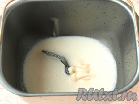 В контейнер хлебопечки влить молоко и добавить майонез.
