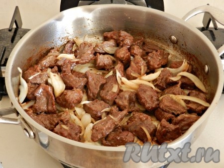 Затем добавить к мясу лук и обжарить вместе 5 минут, периодически перемешивая.