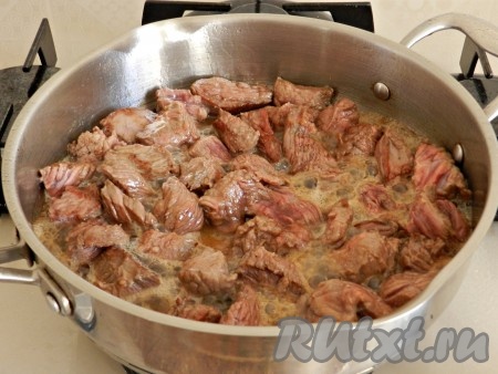 В сотейнике разогреть масло и выложить говядину. Обжаривать мясо на среднем огне до легкого золотистого цвета со всех сторон.

