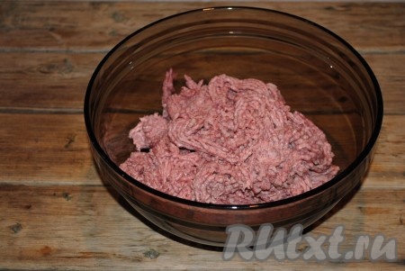 Мясо гуся вымыть, обсушить, вместе со шкурой нарезать на небольшие кусочки и пропустить через мясорубку. 