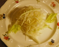 Салат из айвы и капусты