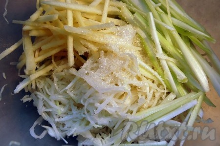 Соединим в миске айву, капусту и сельдерей, добавим уксус, сахар, перемешаем салат.
