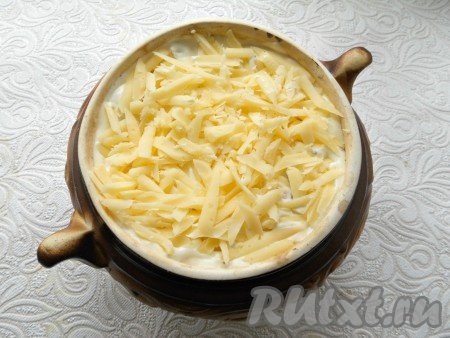 Сверху выложить слой натертого на крупной или средней терке твердого сыра.
