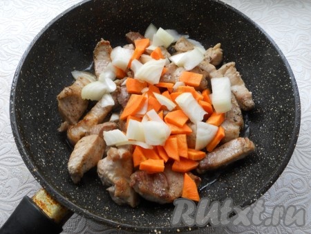 Добавить к мясу нарезанный лук и морковь, обжаривать все вместе до мягкости лука, иногда перемешивая.
