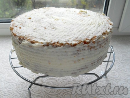 Накрыть верхней частью бисквита, чуть придавить. Верх и бока торта "Валенсия" также смазать заварным кремом - тонким слоем. Поместить торт в холодильник на 3-4 часа.
