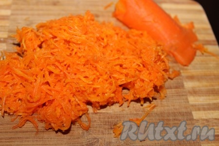 Морковь тщательно вымыть, поместить в кастрюлю подходящего размера, залить водой и поставить на плиту. Как только вода закипит, уменьшить огонь, накрыть крышкой и варить морковь 25-30 минут (готовая морковь должна легко прокалываться ножом или вилкой). Затем слить воду и остудить морковь. Остывшую морковь очистить и натереть на мелкой терке.