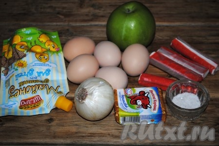 Ингредиенты для приготовления салата с крабовыми палочками, яблоком и яйцами