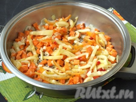 Разогреть в сковороде масло, обжарить лук до прозрачности, иногда помешивая, затем выложить морковь, чеснок, острый и болгарский перцы, готовить 5 минут. 