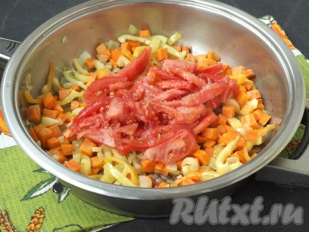 Очистить от шкурки помидоры и нарезать соломкой, добавить в сковороду и немного посолить. Готовить пару минут, периодически перемешивая.
