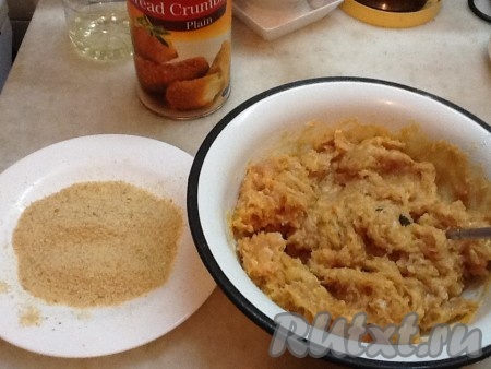 Насыпать панировочные сухари в тарелку и выкладывать фарш ложкой, обваливая затем в сухарях.