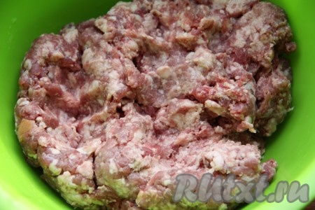Приготовим фарш, пропустив кусочек мяса через мясорубку (можно использовать готовый фарш), солим и перчим.
