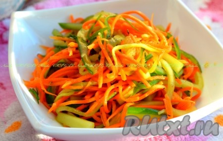 Затем выложить салат из моркови и свежих огурцов в салатник и можно подавать к столу. Свежий, яркий салатик обязательно вам понравится!
