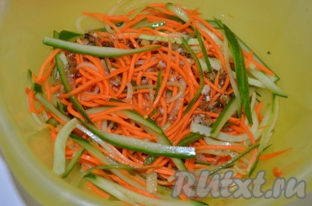 К моркови добавить огурцы и полить приготовленной пикантной заправкой, перемешать, убрать салат в холодильник на 30 минут.
