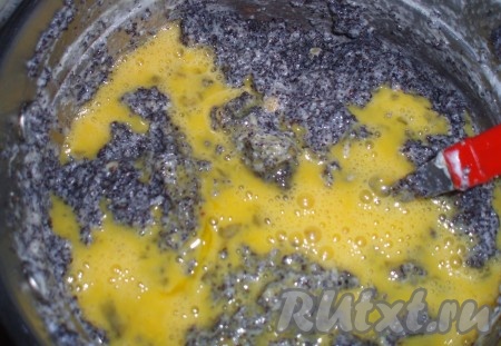 В получившуюся смесь пудинга и мака добавить слегка взбитые яйца, перемешать.
