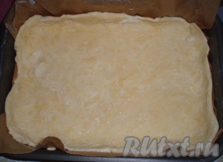 Охлажденное тесто вынуть из холодильника. 2/3 теста раскатать и выложить в форму для выпечки, формируя бортики (форму для выпечки можно застелить пергаментной бумагой).
