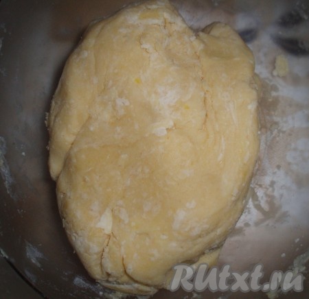 Добавить яйцо, влить воду (в зависимости от качества муки, воды может понадобиться чуть больше или меньше, поэтому добавляйте воду постепенно) и быстро собрать тесто в комок. Охладить его в холодильнике 30 минут.
