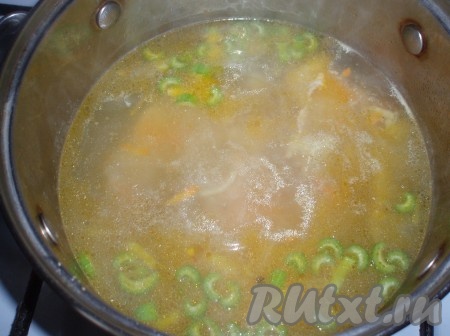 Когда курица практически сварится, добавить обжаренные овощи в кастрюлю с супом.

