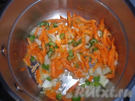 В сотейнике нагреть растительное масло, обжарить лук, морковь и сельдерей, иногда помешивая, в течение нескольких минут.
