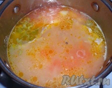 Варить куриный суп с рисом до готовности картофеля. Затем влить в суп томатный сок, довести до кипения. Отрегулировать количество сока по вкусу, если нужно, досолить.
