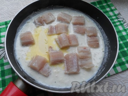 Кипятить молоко с луком на медленном огне 5 минут, после чего добавить сливочное масло и кусочки рыбы в получившийся молочный соус.
