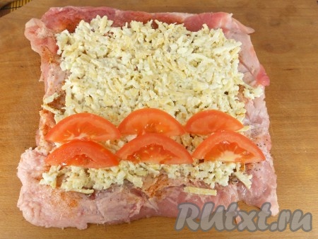 Разместить сырную массу по всему пласту мяса. Ближе к одному краю выложить тонкие полукружочки свежего помидора.
