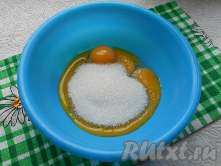 Для приготовления белого коржа к желткам добавить сахар и ванилин, хорошенько растереть венчиком.
