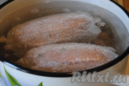 Опустить подготовленные колбасы в кипящую воду, варить 40 минут на небольшом огне. 