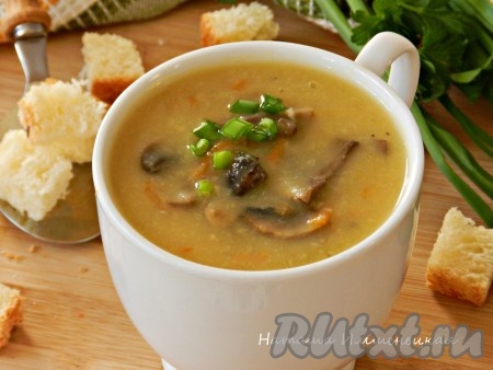 Вкусный, густой и ароматный гороховый суп с шампиньонами готов.

