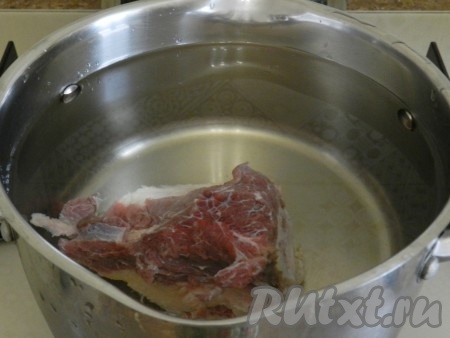 Одновременно с горохом сварить мясной бульон. Для этого мясо залить 1,5 литрами холодной воды и поставить на огонь. Когда закипит, снять пену, добавить лавровый лист и варить до готовности (1-1,5 часа).
