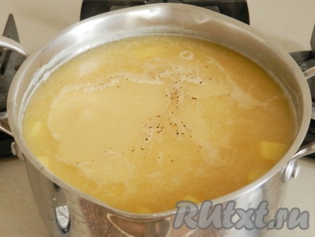 В кипящий суп опустить картофель, посолить и поперчить по вкусу. Варить до готовности картошки на небольшом огне.
