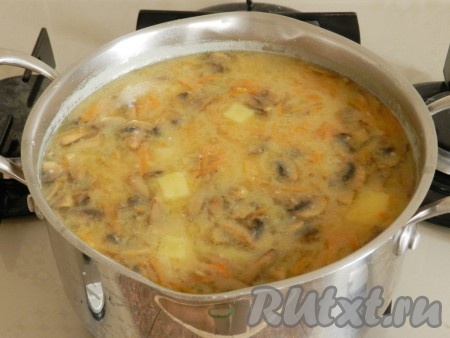 Затем добавить обжаренные шампиньоны с луком и морковью, варить еще 5 минут. Снять кастрюлю с огня, дать гороховому супу настояться примерно 20 минут и подавать.
