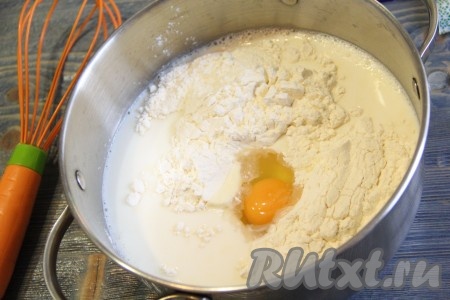 Налить в кастрюлю молоко, добавить сахар, муку и яйцо.