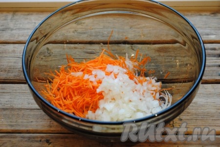 Морковь также натереть на тёрке, нарезать лук мелкими кубиками и добавить к дайкону. 
