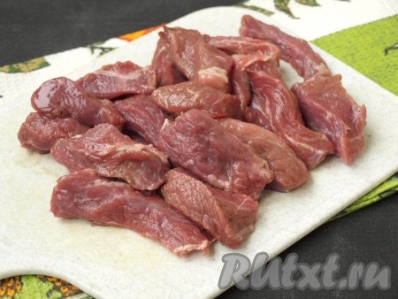 Нарезать говядину брусочками. Брусочки должны быть немного крупнее, чем нарезали тыкву, так как при обжаривании мясо уменьшится в объёме.
