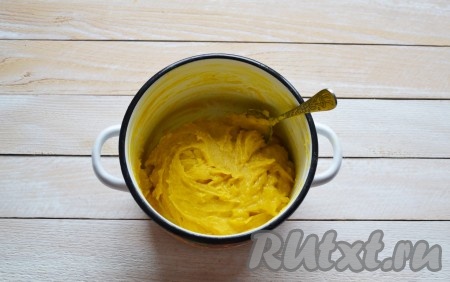 Тесто приобретет красивый желтый цвет, если будете использовать домашние яйца. По консистенции тесто получится густым и липким, тяжело будет отходить от ложки.
