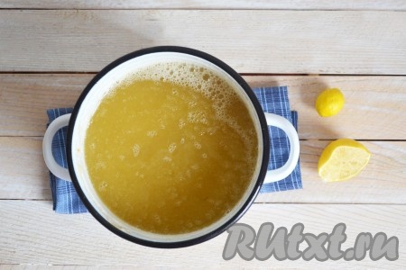 Чтобы не было приторно сладко, необходимо влить выжатый сок лимона и вернуть кастрюлю на слабый огонь.
