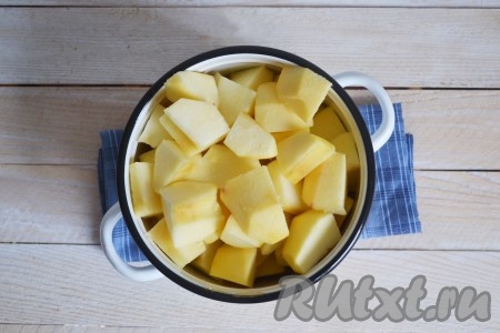 Нарезать яблоки небольшими кусочками и сложить в емкость, в которой собираетесь варить мармелад.
