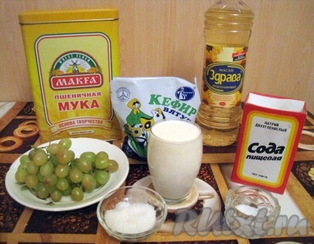 Ингредиенты для приготовления пышных оладий на кефире без яиц и дрожжей