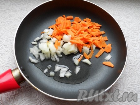 Залить картофель с гречкой водой, поставить на огонь. Довести все до кипения, убрать пену, посолить по вкусу. Варить картошку с крупой 25 минут. Лук и морковь очистить, лук нарезать кусочками, морковь - соломкой или тонкими брусочками, обжарить на растительном масле, иногда помешивая, до мягкости овощей.