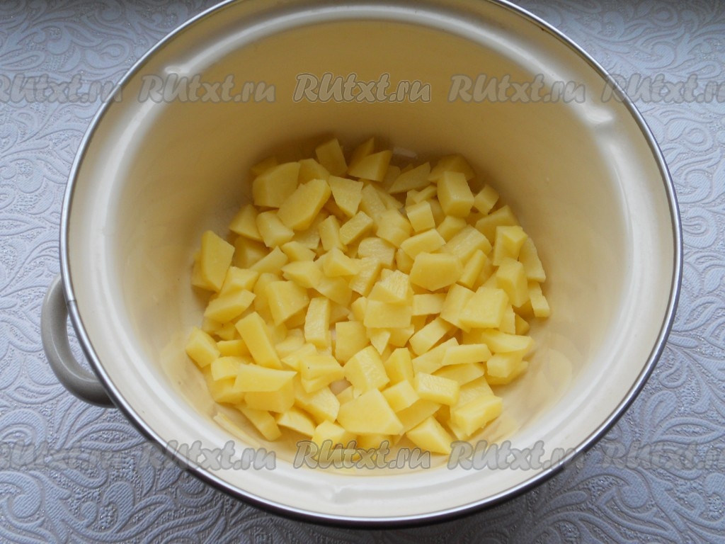 Очищенный картофель нарезать кубиками и выложить в кастрюлю, в которой будем варить суп.