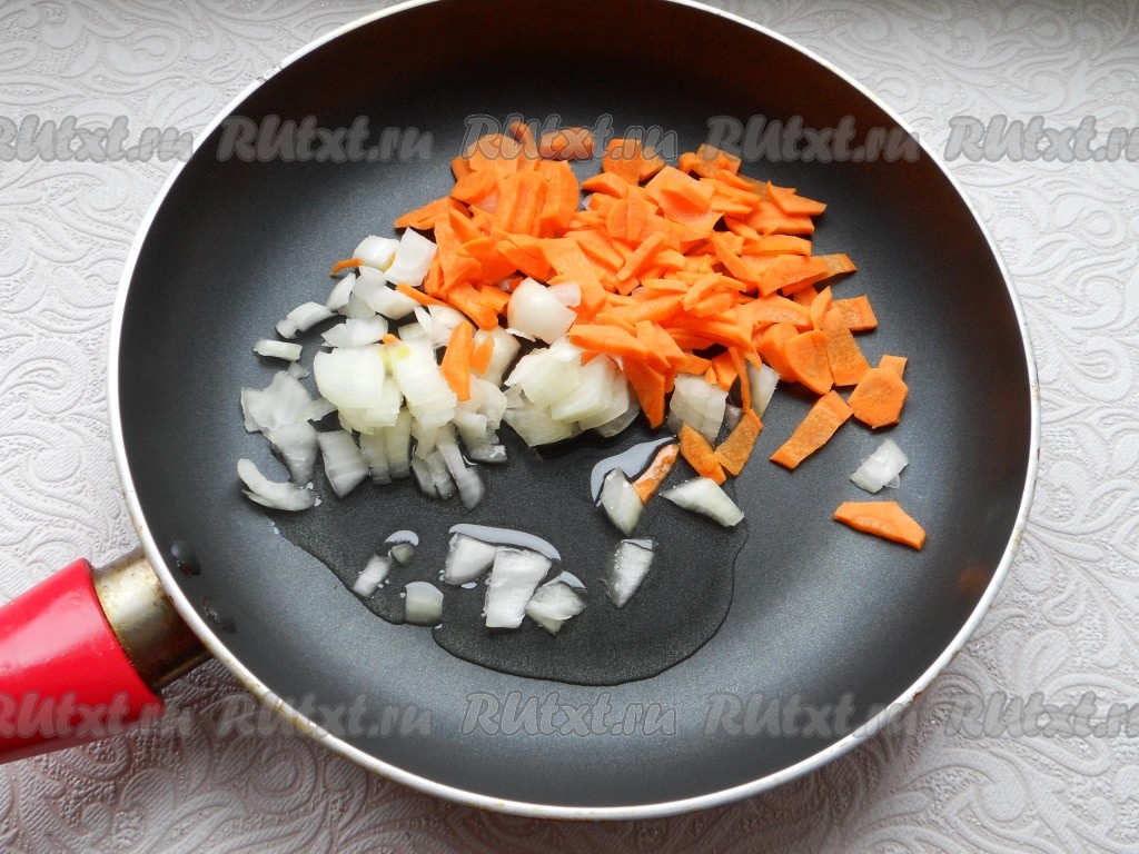 Залить картофель с гречкой водой, поставить на огонь. Довести все до кипения, убрать пену, посолить по вкусу. Варить картошку с крупой 25 минут. Лук и морковь очистить, лук нарезать кусочками, морковь - соломкой или тонкими брусочками, обжарить на растительном масле, иногда помешивая, до мягкости овощей.