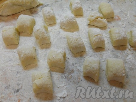 Тесто разделить на 4 части, каждую часть скатать в колбаску диаметром 1-2 см. Нарезать получившиеся "колбаски" на кусочки.
